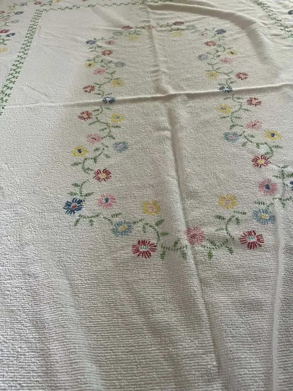 Vintage Floral Print Rectangular Tablecloth with Cross-Stitch Design